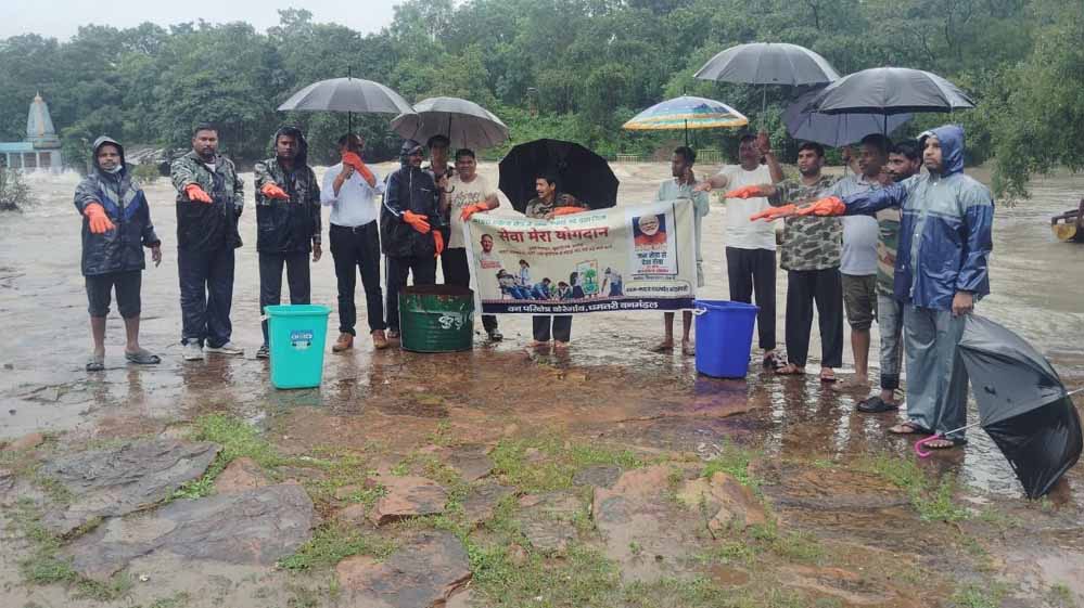 सेवा मेरा योगदान’ अभियान के तहत जल स्रोतों की साफ-सफाई सेवा मेरा योगदान’ अभियान के तहत जल स्रोतों की साफ-सफाई
