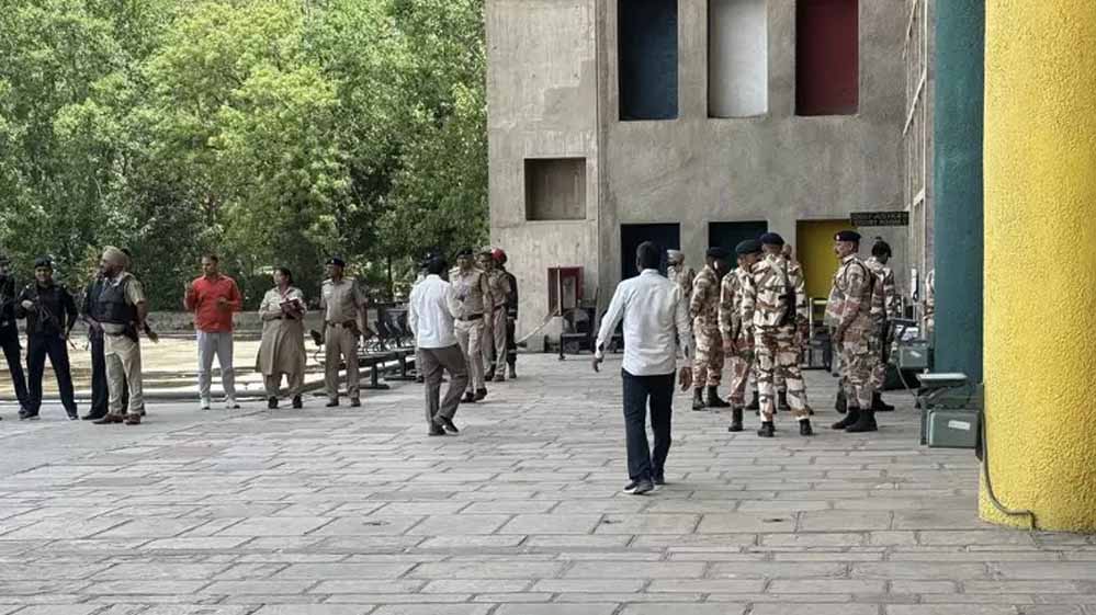 पंजाब-हरियाणा हाईकोर्ट को बम की धमकी, पुलिस ने खाली कराया पूरा परिसर पंजाब-हरियाणा हाईकोर्ट को बम की धमकी, पुलिस ने खाली कराया पूरा परिसर