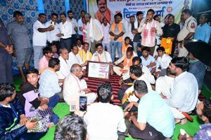 गांव को मिली नई पहचान, डिप्टी CM विजय शर्मा ने सौंपा राजपत्र गांव को मिली नई पहचान, डिप्टी CM विजय शर्मा ने सौंपा राजपत्र