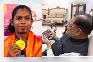 मुख्यमंत्री ने भारतीय महिला कबड्डी टीम की स्टार खिलाड़ी संजू देवी से फोन पर की आत्मीय बातचीत, स्वर्णिम सफलता के लिए दी बधाई मुख्यमंत्री ने भारतीय महिला कबड्डी टीम की स्टार खिलाड़ी संजू देवी से फोन पर की आत्मीय बातचीत, स्वर्णिम सफलता के लिए दी बधाई