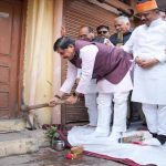 सड़क चौड़ीकरण के लिए CM यादव ने खुद तोड़ा पैतृक मकान का हिस्सा