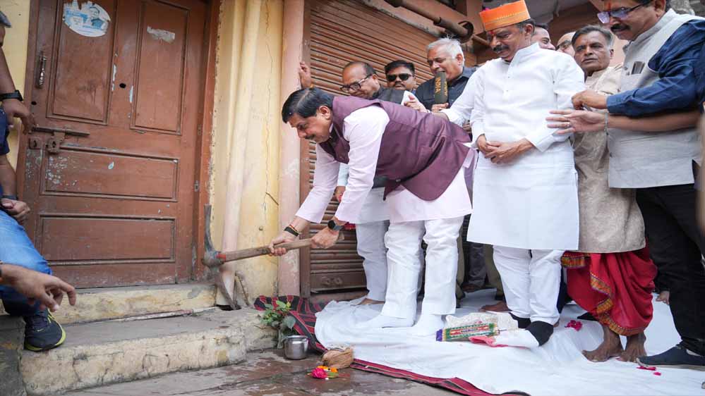 सड़क चौड़ीकरण के लिए CM यादव ने खुद तोड़ा पैतृक मकान का हिस्सा