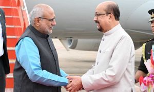 उपराष्ट्रपति राधाकृष्णन का स्वागत करने पहुंचे राज्यपाल डेका, गर्मजोशी से हुआ अभिनंदन