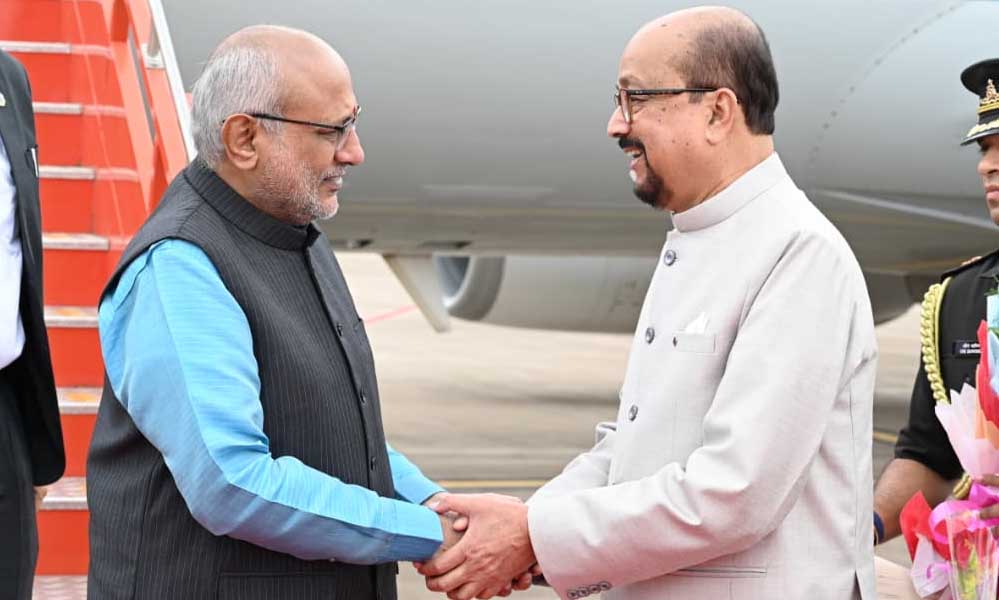 उपराष्ट्रपति राधाकृष्णन का स्वागत करने पहुंचे राज्यपाल डेका, गर्मजोशी से हुआ अभिनंदन