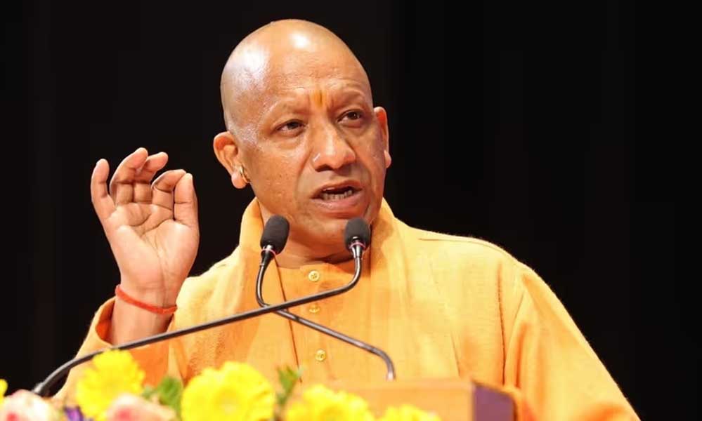 सीएम ने आउटसोर्स कर्मियों को वितरित किए बढ़ाए गए पारिश्रमिक के चेक, पांच तारीख तक सीधे अकाउंट में जाएगा पारिश्रमिक