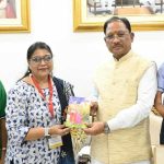 राष्ट्रपति से मुलाकात के बाद प्रतिभावान विद्यार्थियों ने CM विष्णु देव साय से की सौजन्य भेंट