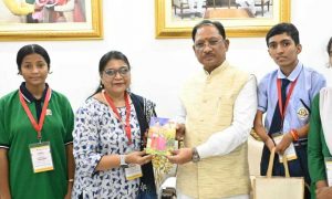 राष्ट्रपति से मुलाकात के बाद प्रतिभावान विद्यार्थियों ने CM विष्णु देव साय से की सौजन्य भेंट