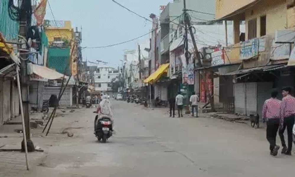 Bhopal: सीलिंग के खिलाफ व्यापारियों का विरोध तेज, कोलार बाजार बंद; आज फिर सड़क पर उतरेंगे कारोबारी Bhopal: सीलिंग के खिलाफ व्यापारियों का विरोध तेज, कोलार बाजार बंद; आज फिर सड़क पर उतरेंगे कारोबारी