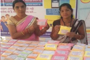 मशरूम से अगरबत्ती-साबुन तक का कारोबार, डोंगरगढ़ की दिनेश्वरी बनीं लखपति दीदी