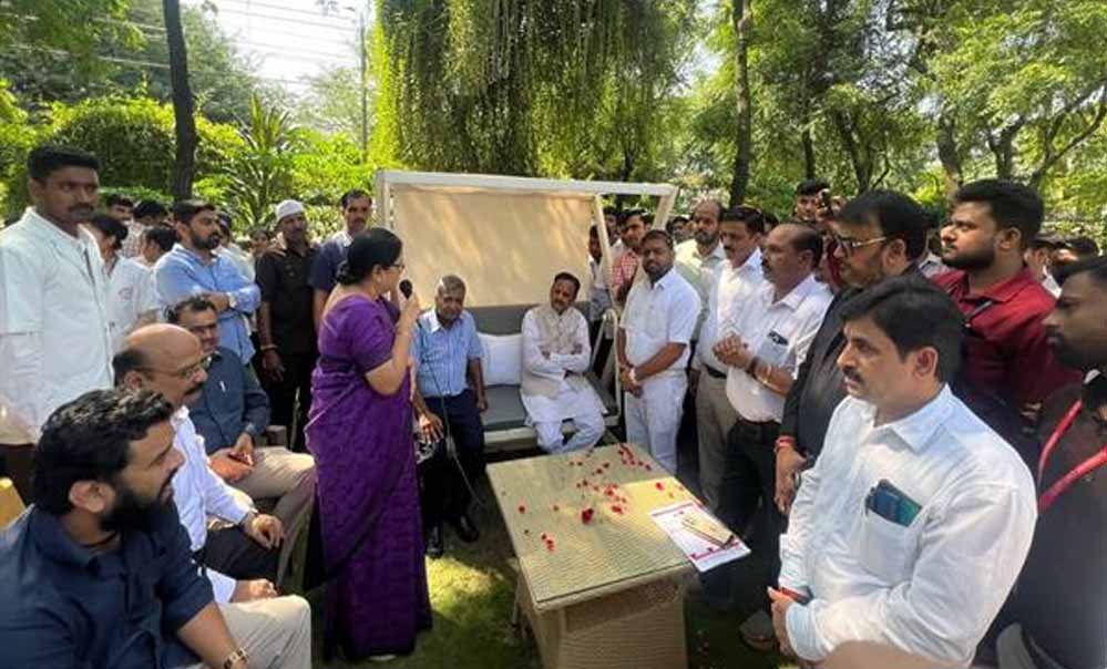 नर्सिंग छात्रों ने उप मुख्यमंत्री शुक्ल को दिया धन्यवाद, विद्यार्थियों के हित में सरकार प्रतिबद्ध नर्सिंग छात्रों ने उप मुख्यमंत्री शुक्ल को दिया धन्यवाद, विद्यार्थियों के हित में सरकार प्रतिबद्ध