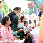 गोरखपुर में लगातार दूसरे दिन जनता दर्शन में सीएम योगी ने सुनीं करीब 150 लोगों की समस्याएं