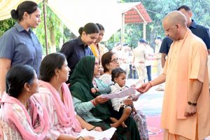 गोरखपुर में लगातार दूसरे दिन जनता दर्शन में सीएम योगी ने सुनीं करीब 150 लोगों की समस्याएं