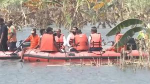 बिहार में बाढ़ से 50 लाख लोग प्रभावित, शिवराज ने हाजीपुर में नाव से लिया हालात का जायजा