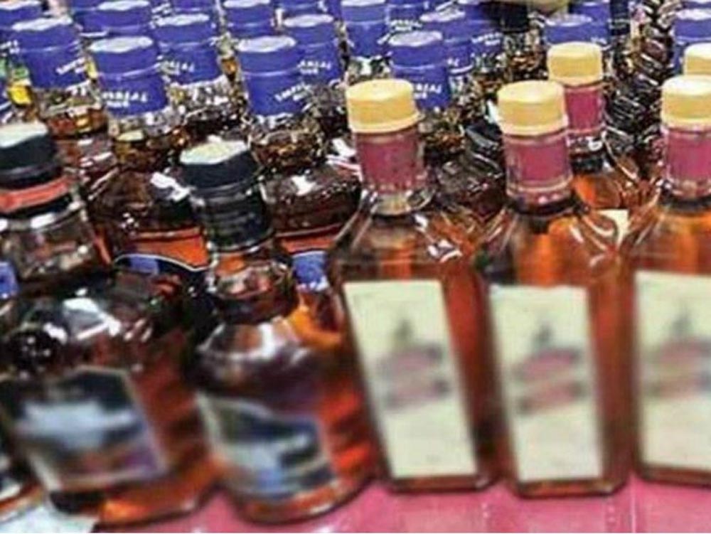 बीकानेर में चुनाव से पहले शराब का जखीरा पकड़ा, कार से राजनीतिक दल का दुपट्टा भी मिला
