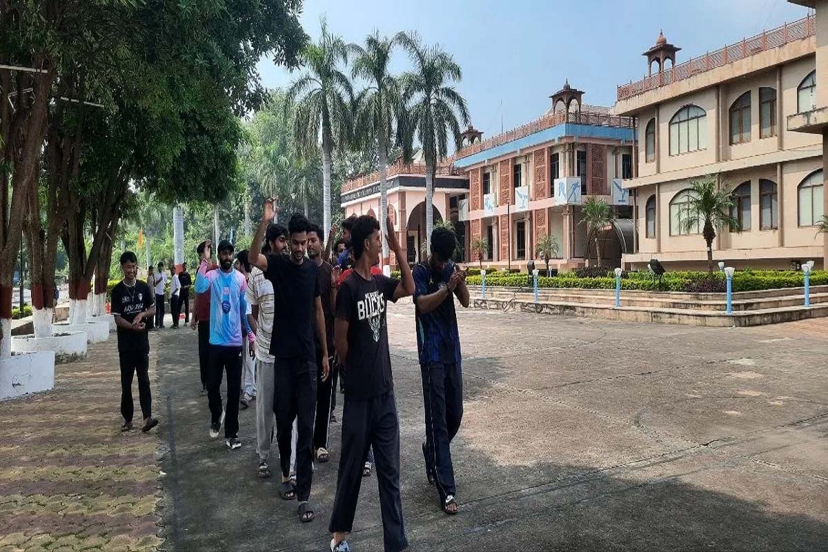मैस में इल्लियां और फंगस लगी ब्रेड मिली, 70 किलो सामान मौके पर नष्ट मैस में इल्लियां और फंगस लगी ब्रेड मिली, 70 किलो सामान मौके पर नष्ट