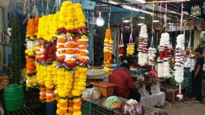 बारिश और बढ़ती मांग से फूलों की कीमतों में 60% तक उछाल बारिश और बढ़ती मांग से फूलों की कीमतों में 60% तक उछाल