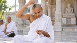 जैन साधु क्यों उखाड़ते हैं सिर के बाल? जानें केशलोचन की कठिन साधना का रहस्य