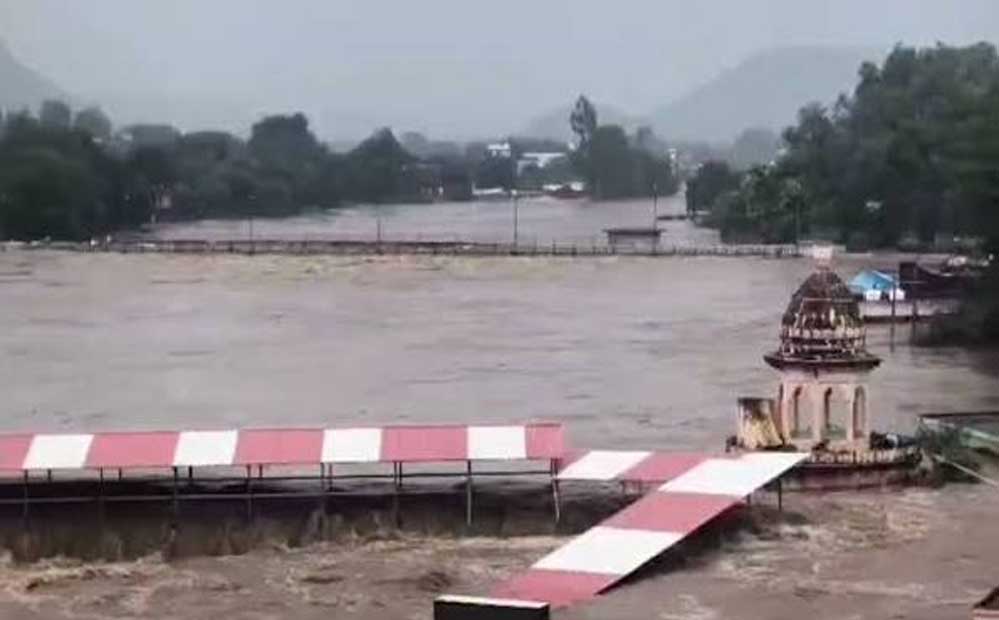 चित्रकूट में बाढ़ का खतरा बढ़ा! खतरे के निशान के करीब पहुंची मंदाकिनी, 400 दुकानें जलमग्न