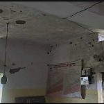 जर्जर भवन में संचालित आंगनवाड़ी, बांस और टूटे एल्बेस्टर से बनी अस्थाई रसोई