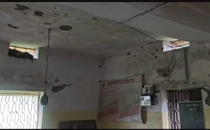 जर्जर भवन में संचालित आंगनवाड़ी, बांस और टूटे एल्बेस्टर से बनी अस्थाई रसोई