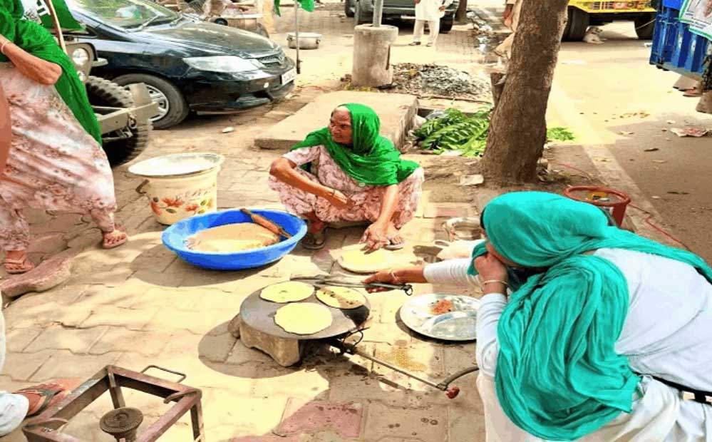 किसानों के समर्थन में पहुंचे रेशम अनमोल, महिलाओं के पैर दबाए और लंगर सेवा की; तीसरे दिन भी मोर्चा जारी किसानों के समर्थन में पहुंचे रेशम अनमोल, महिलाओं के पैर दबाए और लंगर सेवा की; तीसरे दिन भी मोर्चा जारी