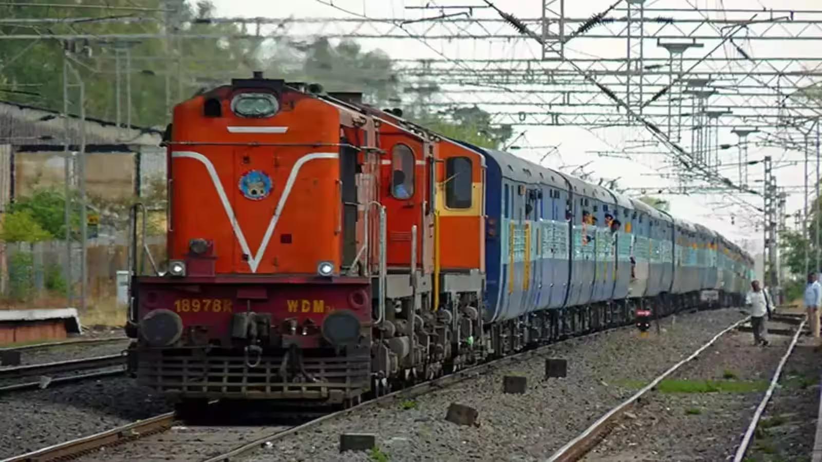 दिवाली-छठ पर ट्रेनों में बढ़ेगी सीटों की संख्या, कई रूटों पर चलेंगी स्पेशल ट्रेनें