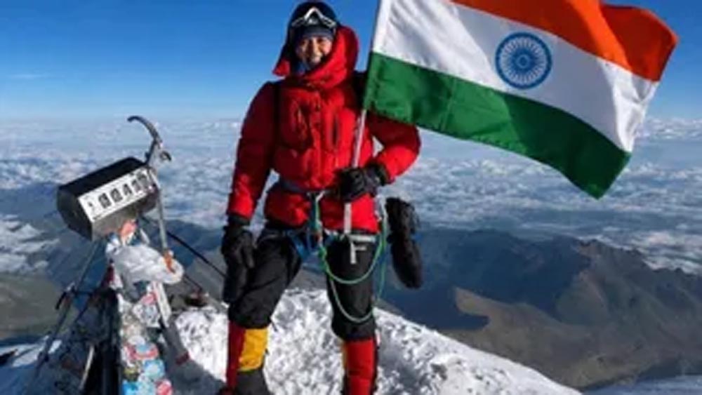 27 वर्षों से सरकारी सेवा निभाते हुए राजस्थान की डॉ. आशा ने यूरोप और अफ्रीका की सबसे ऊंची चोटियों पर फहराया तिरंगा 27 वर्षों से सरकारी सेवा निभाते हुए राजस्थान की डॉ. आशा ने यूरोप और अफ्रीका की सबसे ऊंची चोटियों पर फहराया तिरंगा