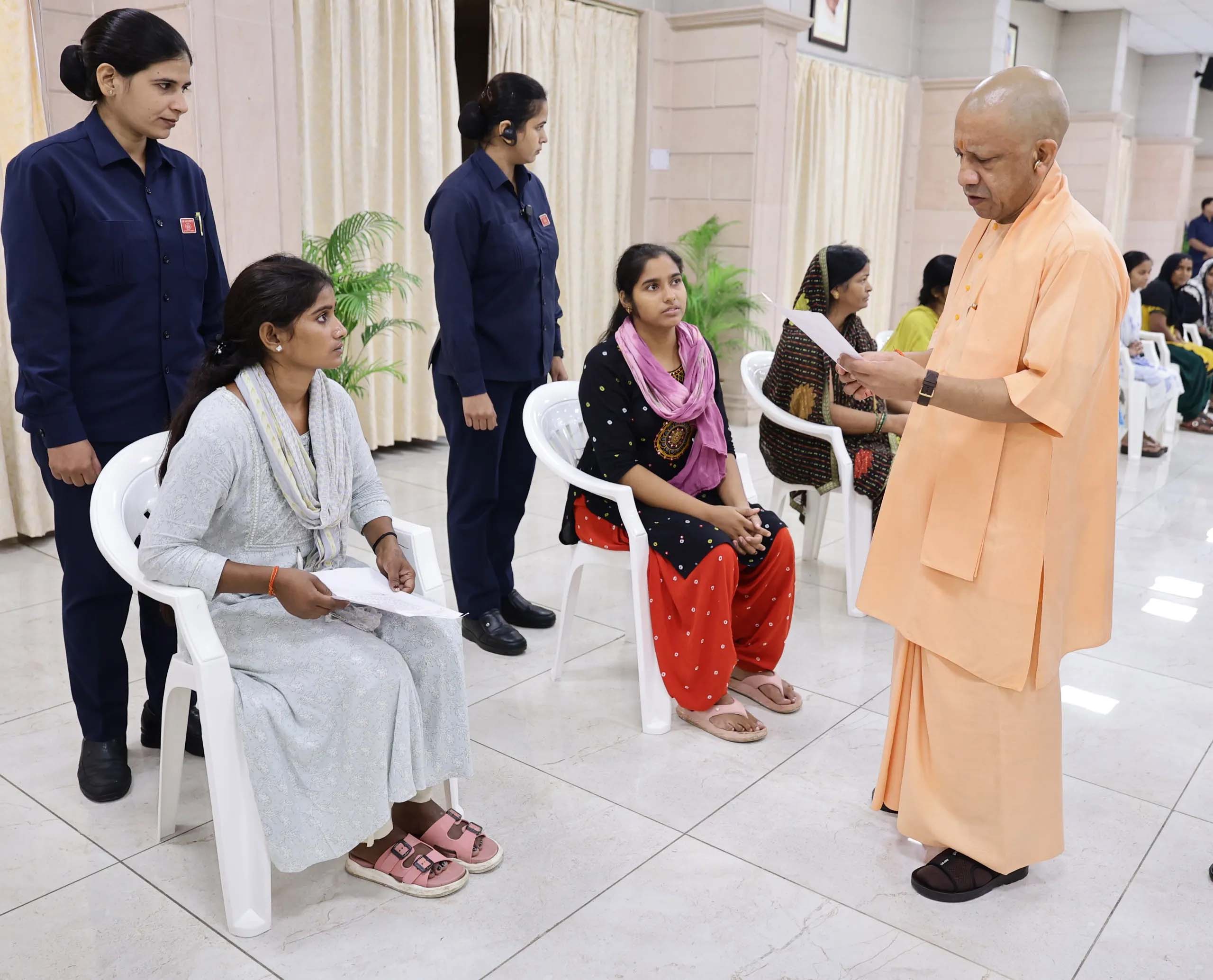 CM योगी ने जनता दर्शन में सुनी फरियाद, जमीन कब्जे पर सख्त कार्रवाई के निर्देश