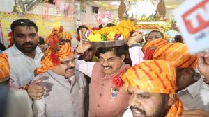 लड्डू गोपाल को सिर पर रखकर मंदिर पहुंचे CM मोहन यादव, बरखेड़ी में की राधा-कृष्ण की पूजा-अर्चना