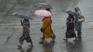 दिल्ली-NCR में बारिश का कहर, गरज के साथ तेज बौछारें; IMD ने जारी किया रेड अलर्ट