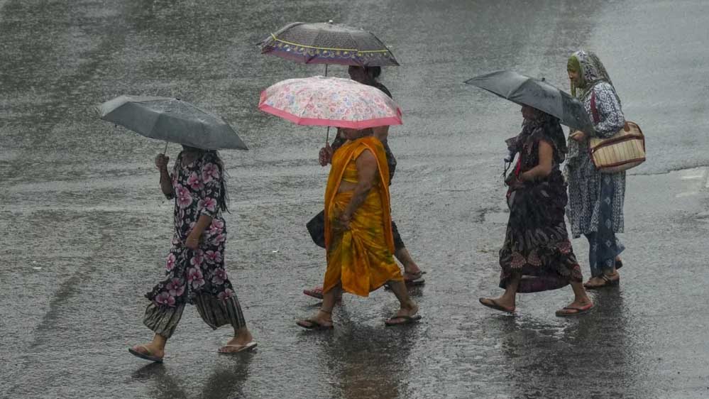 दिल्ली-NCR में बारिश का कहर, गरज के साथ तेज बौछारें; IMD ने जारी किया रेड अलर्ट