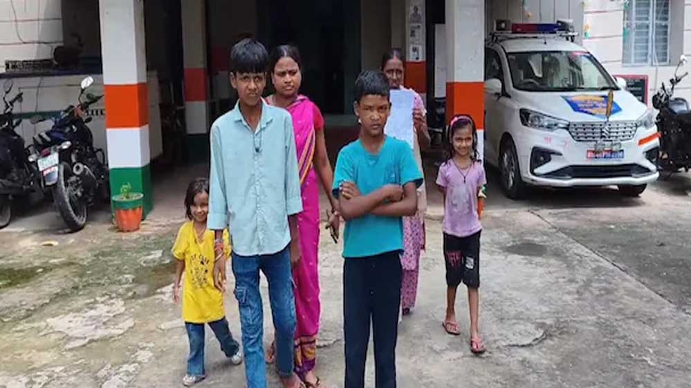 दो पत्नियों के बाद तीसरी ‘जूली’ के साथ भागा पति, 4 बच्चों की मां पहुंची SP के दरबार