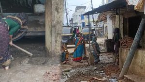 बाढ़ का पानी उतरा तो सामने आई तबाही, चित्रकूट में घर-दुकानें कीचड़ से पटीं; बिजली बहाली जारी बाढ़ का पानी उतरा तो सामने आई तबाही, चित्रकूट में घर-दुकानें कीचड़ से पटीं; बिजली बहाली जारी