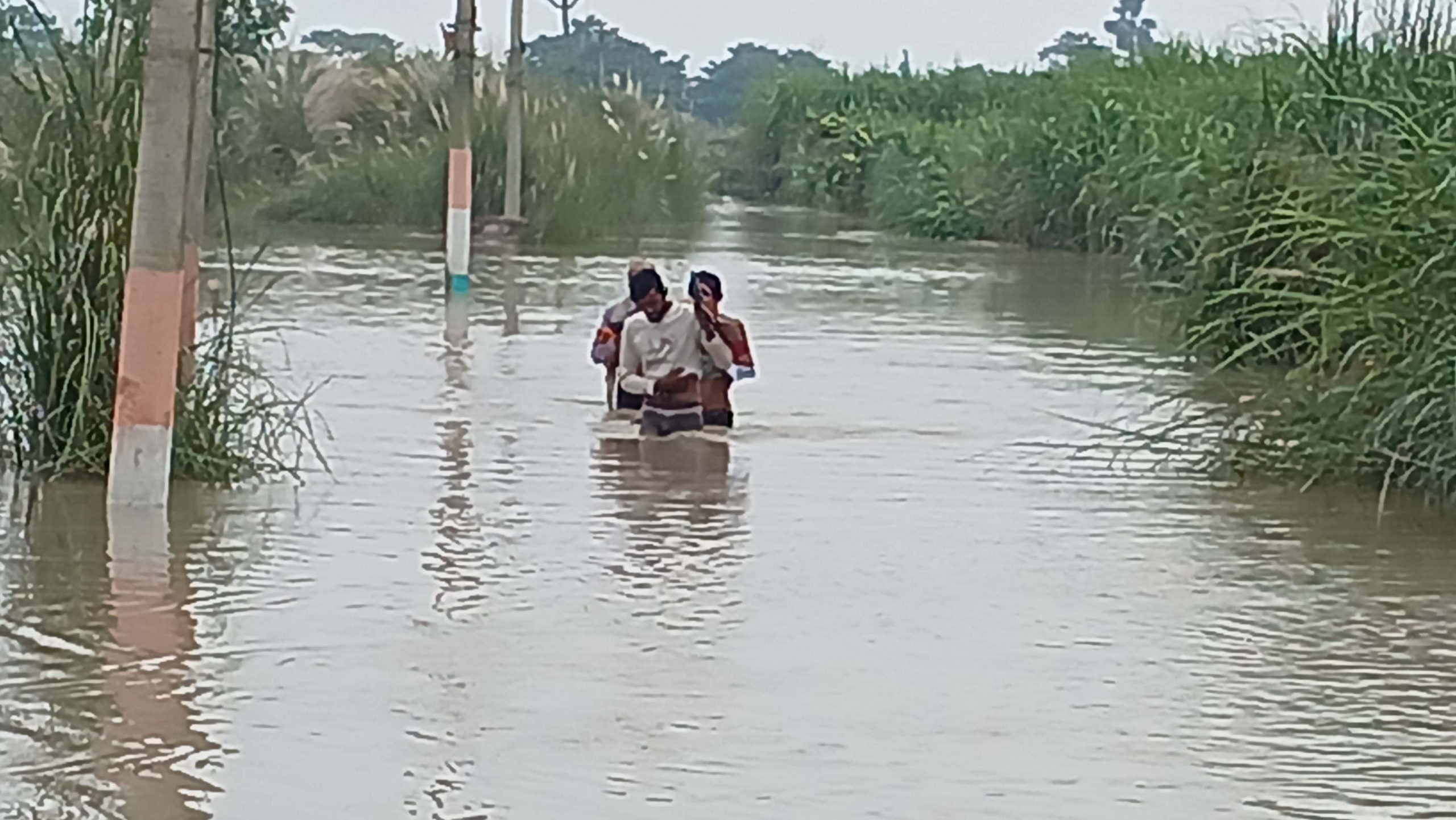 नेपाल की भारी बारिश से बिहार में बाढ़ का खतरा बढ़ा, गंडक उफान पर; बगहा-वाल्मीकिनगर पथ डूबा