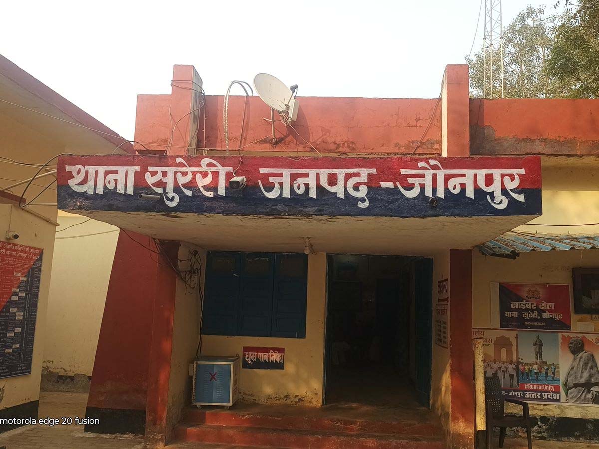 कारोबारियों को थाने में लूटने वाला थानेदार फरार, भाइयों ने किया सरेंडर कारोबारियों को थाने में लूटने वाला थानेदार फरार, भाइयों ने किया सरेंडर