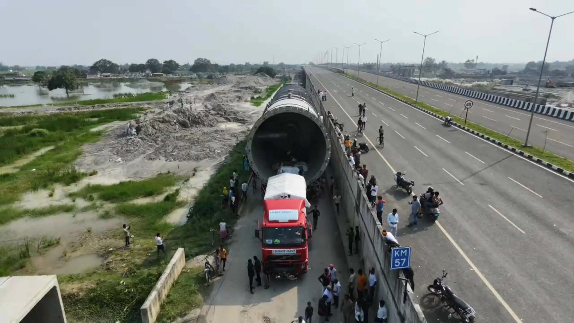 308 पहियों का महाबली ट्रक बना आकर्षण, बेल्जियम से यूपी पहुंची 41 मीटर की मशीन 308 पहियों का महाबली ट्रक बना आकर्षण, बेल्जियम से यूपी पहुंची 41 मीटर की मशीन