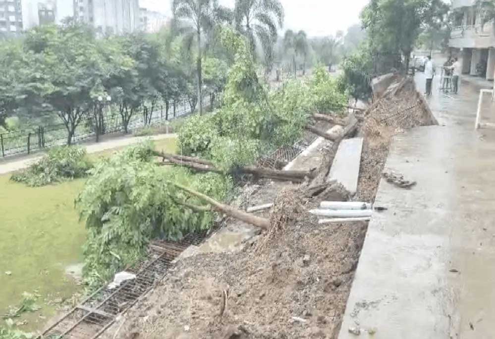 कलियासोत नदी के मुहाने पर धंसी जमीन, कारें दबीं और पेड़ गिरे; मौके पर पहुंचा प्रशासन कलियासोत नदी के मुहाने पर धंसी जमीन, कारें दबीं और पेड़ गिरे; मौके पर पहुंचा प्रशासन