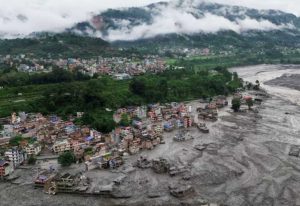 नेपाल त्रासदी में नहीं थम रही मौतों की संख्या, अब तक 1,344 लोगों की मौत