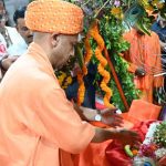 गोरक्षपीठ में सीएम योगी ने मनाया गोपाल का प्राकट्योत्सव, लड्डू गोपाल को झुलाया पालने में