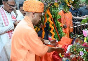 गोरक्षपीठ में सीएम योगी ने मनाया गोपाल का प्राकट्योत्सव, लड्डू गोपाल को झुलाया पालने में