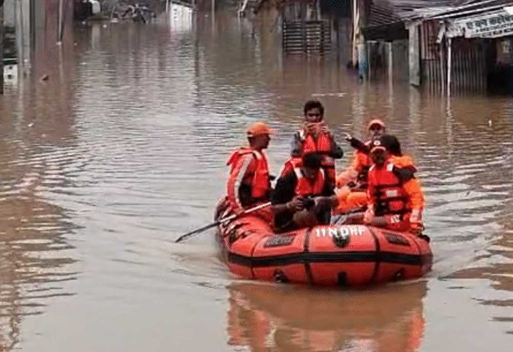 बाढ़ का पानी उतरने के बाद चित्रकूट में मंजर भयावह, घर-दुकानें कीचड़ से पटीं; 566 बिजली कनेक्शन अब भी प्रभावित