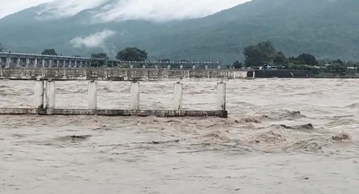 गंडक-कोसी-बागमती का जलस्तर बढ़ा, वाल्मीकिनगर बराज से 2.67 लाख क्यूसेक डिस्चार्ज