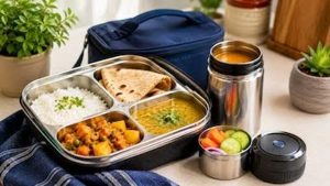 टिफिन में खाना घंटों रहेगा गर्म, अपनाएं ये 8 आसान घरेलू तरीके
