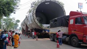 48 घंटे में 48 KM भी नहीं चल सका 308 पहियों वाला ट्रक, अब दलदल बना बड़ी बाधा
