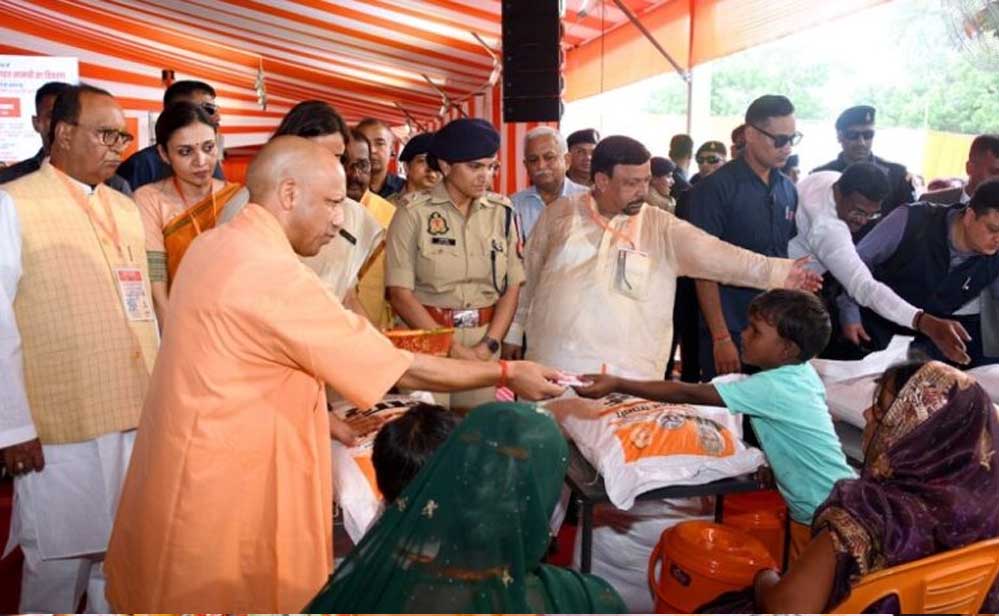 बाढ़ पीड़ितों को CM योगी का भरोसा- आपदा की घड़ी में अकेले नहीं, डबल इंजन सरकार आपके साथ बाढ़ पीड़ितों को CM योगी का भरोसा- आपदा की घड़ी में अकेले नहीं, डबल इंजन सरकार आपके साथ