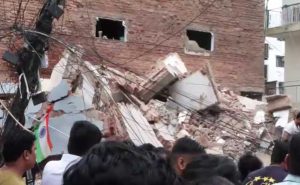 सत्य निकेतन में बड़ा हादसा, अचानक ढही बिल्डिंग; 2 छात्रों को सुरक्षित निकाला, NDRF का रेस्क्यू जारी
