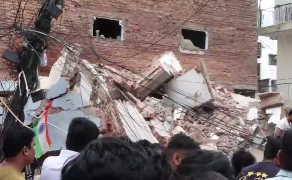 सत्य निकेतन में बड़ा हादसा, अचानक ढही बिल्डिंग; 2 छात्रों को सुरक्षित निकाला, NDRF का रेस्क्यू जारी