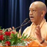 वाराणसी में बाढ़ प्रभावितों के राहत सामग्री वितरण कार्यक्रम में सम्मिलित हुए मुख्यमंत्री योगी आदित्यनाथ