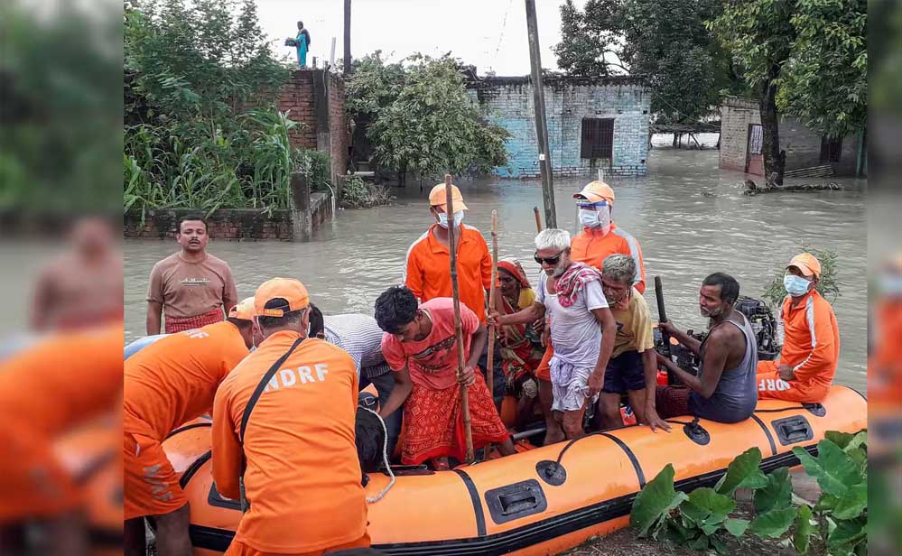 बाढ़ में योगी सरकार का राहत अभियान तेज, 19 हजार से ज्यादा लोगों को सुरक्षित स्थानों पर पहुंचाया