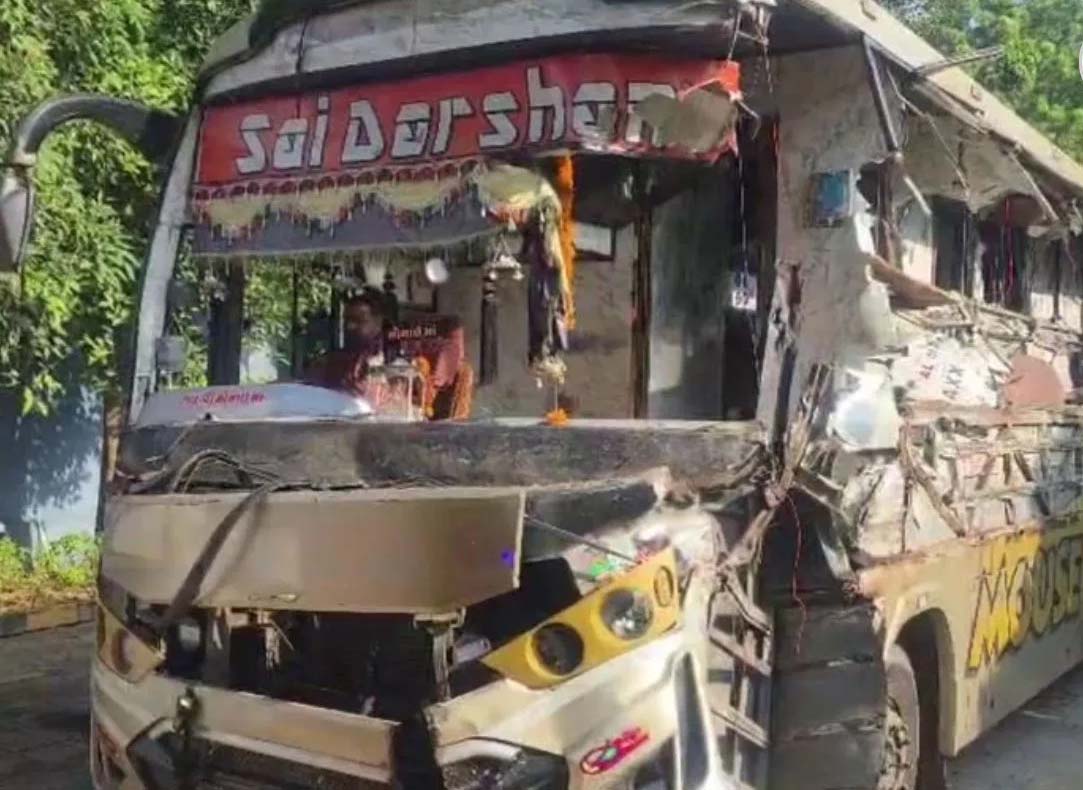 रात में सफर पड़ा भारी! राजस्थान जा रही लग्जरी बस ट्रक से भिड़ी, 7 की मौत